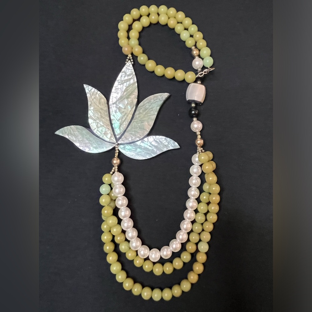 Vintage Lee Sands 70’s Lotus Flower Mother of Pearl Inlay VTG Necklace